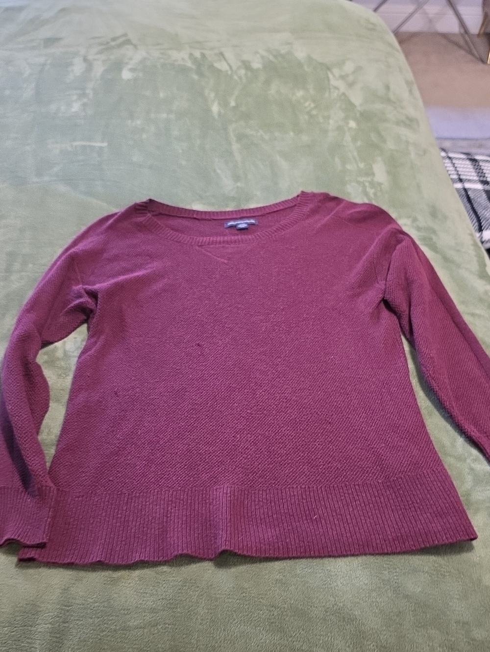 American Eagle Outfitters Crewneck Sweater in Burgundy, Couple Little Snags